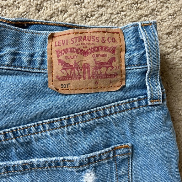 Levi’s 501 Button Fly Mid Rise Distressed Frayed Hem Jean Shorts - Size 29 - Picture 5 of 5